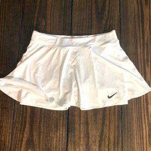 Nike woman’s victory flouncy tennis skirt. Size L